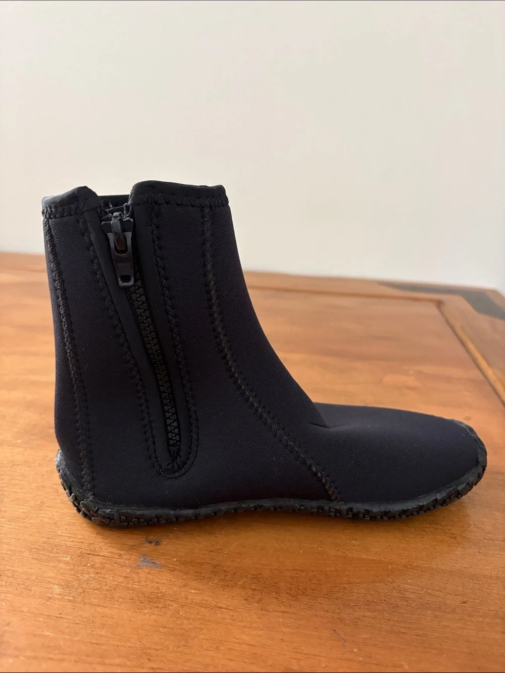 Neosport sleek black